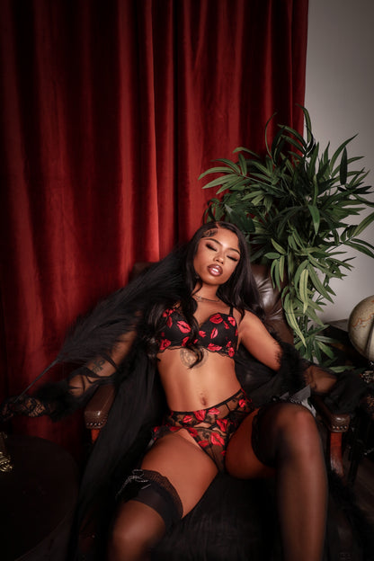 Feminine Fantasy Lingerie Set